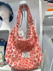 Nahaufnahme der rosa Leo-Canvas-Tragetasche im koreanischen Stil mit Bären-Anhänger.