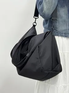 Schwarze Nylon Umhängetasche, lässige Halbmond Tasche, minimalistische Pendler Detailansicht.