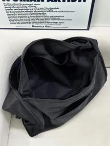 Große schwarze Nylon Umhängetasche, vielseitige Freizeittasche für Alltag, Arbeit und Reisen.