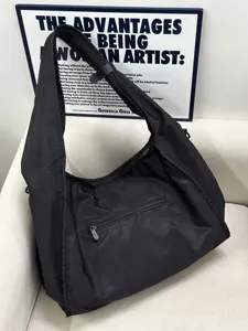 Lässige schwarze Nylon Umhängetasche mit großem Stauraum, unisex Freizeittasche für den Alltag.
