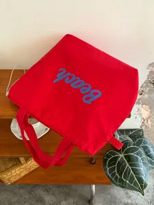 Detailansicht der roten Canvas Tasche mit Beach Druck, lässige Freizeittasche für Alltag.
