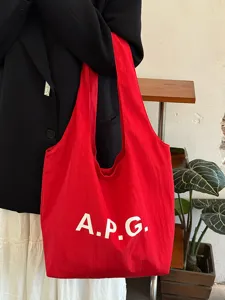 Kokkini tsanta tote apo kamva me print grammaton, megalis choritikotitas casual tsanta.