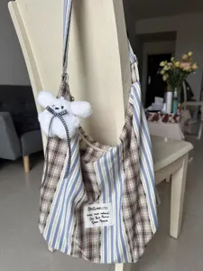 Koreanische Patchwork Canvas Umhängetasche mit süßem Bären Anhänger und stilvollem Karomuster.