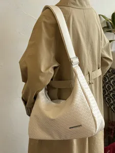 Detailaufnahme der eleganten gewebten Schultertasche zeigt exquisite Verarbeitung und Textur.