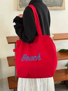 Detailansicht der Freizeittragetasche aus Canvas mit Strand Buchstaben Stickerei und Rot.