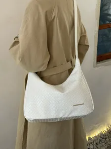 Weiße gewebte Leder-Umhängetasche mit schickem minimalistischem Design für den Arbeitsweg.