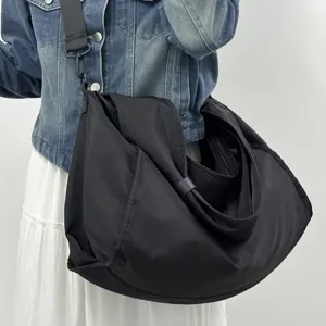 Große schwarze Nylon Umhängetasche, lässige Unisex Schultertasche für den Alltag.