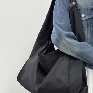 Große schwarze Schultertasche lässige Unisex Umhängetasche für das tägliche Pendeln und Sport.