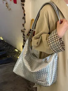 Große gewebte Hobo Umhängetasche für Damen, stilvolle metallische silberne Alltagstasche.