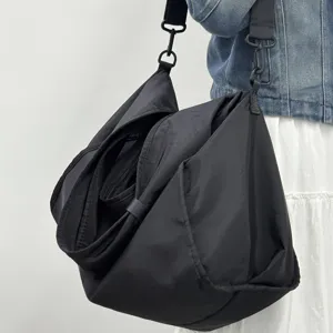 Schwarze Umhängetasche mit großem Fassungsvermögen, leichte Nylon-Shopper Tasche für Alltag.