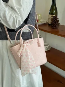 Vue détaillée de sac à main matelassé rose, sac fourre-tout mignon avec foulard, sac d'épaule.