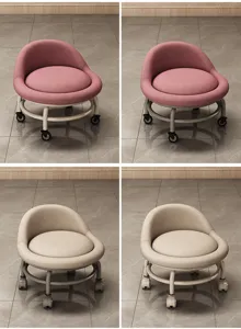 Detailansicht des kleinen Rollhockers mit weichem Kissen und Universalrollen in mehreren Farben.