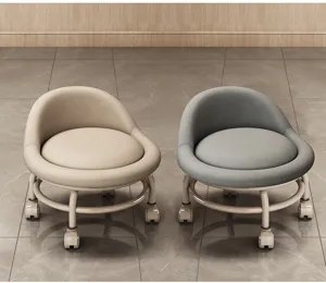 Detailaufnahme des niedrigen Rollhockers mit weichem Kissen und Universalrollen für Mobilität.