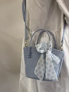 Sac seau bleu clair avec foulard floral, sac à bandoulière élégant et quotidien.