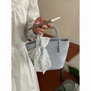 Sac à main cabas matelassé bleu clair style coréen avec écharpe florale et beau décor de perles.