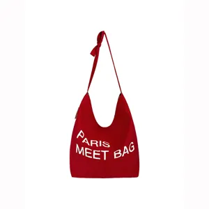 Κόκκινη τσάντα ώμου tote bag από καμβά με ρυθμιζόμενο λουράκι και τύπωμα γραμμάτων για γυναίκες.
