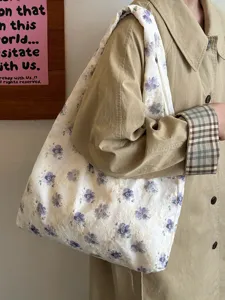 Detalle del bolso tote de lona bordado con flores, bolso de hombro retro casual.