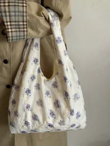 Detalle de bolso de lona floral retro japonés con flores moradas y gran capacidad informal.