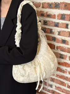 Vista detallada del bolso de hombro plisado floral de estilo coreano con borde de encaje.
