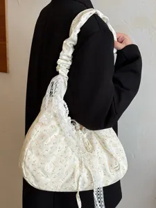 Detalle de bolso de hombro con encaje floral, diseño elegante para el uso diario.