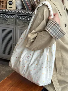 Γυναικεία τσάντα shopper από καμβά με φλοράλ σχέδιο σε κορεατικό στιλ, μεγάλη χωρητικότητα ώμου.