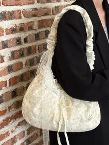 Vista detallada de bolso hobo floral con encaje estilo coreano, bolso de hombro fruncido vintage.