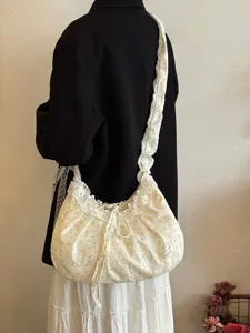 Vista detallada del bolso de hombro de lona floral de estilo coreano con volantes de encaje.