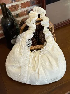 Primer plano de bolso de mano blanco con bordado de encaje estilo coreano, bolso de lona vintage.