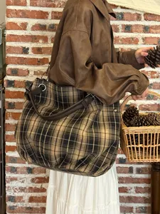 Retro karierte Canvas Umhängetasche Detailansicht, lässiger Shopper mit Ledergriffen.