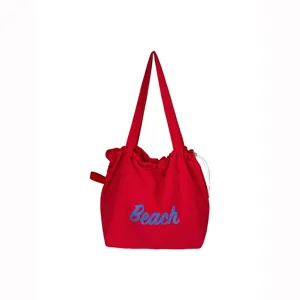 Rote koreanische Canvas Tragetasche mit blauem Beach Buchstaben Druck und grossem Volumen.
