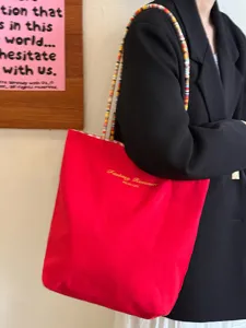 Koreanische Segeltuch-Tragetasche mit bunten geflochtenen Trägern, rote große Tasche.