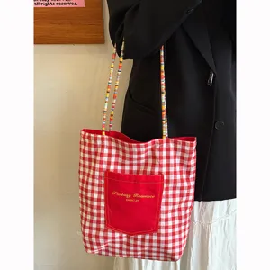 Koreanische rot-weisse karierte Canvas Tragetasche mit bunten Perlenriemen und Fronttasche.