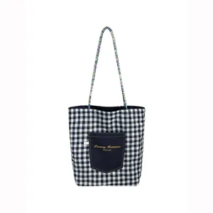 Koreanischer Stil schwarz-weiß karierte Canvas Tragetasche, große Kapazität Schultertasche.