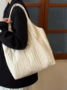 Nahaufnahme des lässigen Knitter-Leinwand-Tore-Taschendetails mit weicher Textur und Schultergurt.