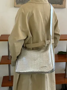 Silberne gewebte Leder Umhängetasche für Damen, große Kapazität modische Tasche.