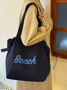 Detail des koreanischen Canvas Shoppers, blaue Freizeittasche mit Beach Letter Print.