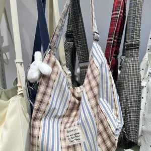 Canvas Umhängetasche Shopper mit Karos Streifen Patchwork und süßem Kaninchen Anhänger