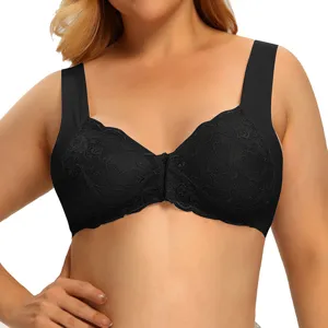Dettaglio in primo piano di un reggiseno in pizzo nero taglia comoda da donna con chiusura frontale.