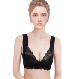Vista dettagliata del reggiseno nero in pizzo con chiusura frontale e spalline larghe.