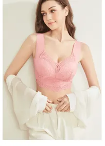 Vue détaillée de la bralette en dentelle rose sans armatures, avec de beaux motifs floraux.