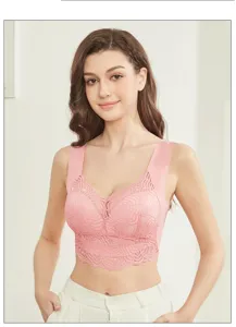 Détail de brassière rose en dentelle avec motif floral délicat et bretelles larges et confortables.