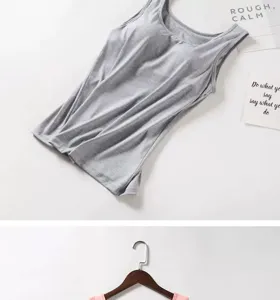 Détail de caraco gris en modal avec soutien-gorge intégré, tissu doux et coupe confortable.
