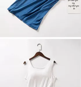 Vue détaillée de la texture du tissu modal et du débardeur blanc avec coussinets intégrés.