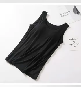 Gros plan du débardeur en modal noir avec coussinets de poitrine intégrés et tissu doux.