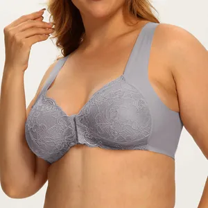 Vista dettagliata del reggiseno in pizzo taglie forti senza ferretto con chiusura frontale grigio.