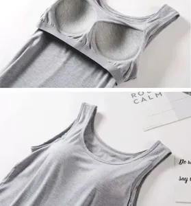 Vue détaillée du débardeur en modal gris avec soutien-gorge intégré, tissu doux et confortable.