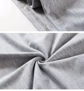 Gros plan sur le tissu modal gris montrant une texture douce et des coutures soignées.