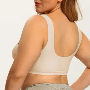 Vista ravvicinata del reggiseno taglie forti senza ferretto con schiena a U e pizzo fine.