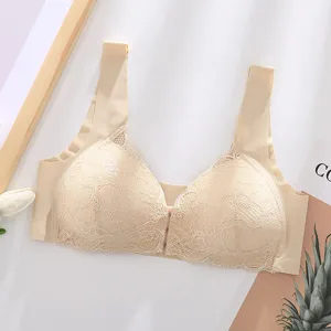 Dettaglio del reggiseno in pizzo senza ferretti e senza cuciture con chiusura frontale beige.