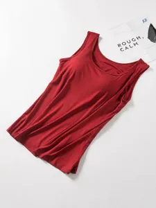 Débardeur femme en modal avec soutien-gorge intégré, haut sans manches rouge uni basique.
